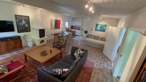 Hollviken Apartamento | Stort rymligt boende med två sovrum och pentry i lantlig miljö