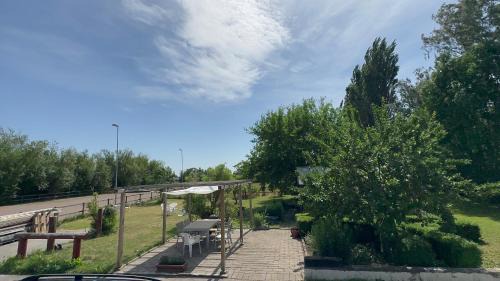 Hollviken Apartamento | Stort rymligt boende med två sovrum och pentry i lantlig miljö