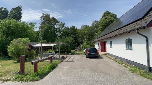 Hollviken Apartamento | Stort rymligt boende med två sovrum och pentry i lantlig miljö