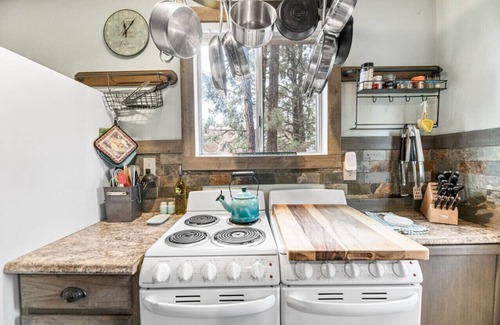 Big Bear City Cabaña | Story Book Cottage w/Spa, Close To Free Trolley