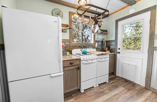 Big Bear City Cabaña | Story Book Cottage w/Spa, Close To Free Trolley
