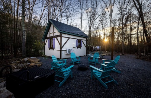 Goldbond Cabaña | Storybook Cottage @ Four Fillies Lodge-Glamping
