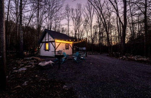 Goldbond Cabaña | Storybook Cottage @ Four Fillies Lodge-Glamping