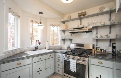 Franklin Cabaña | Storybook Cottage in Leipers Fork, TN
