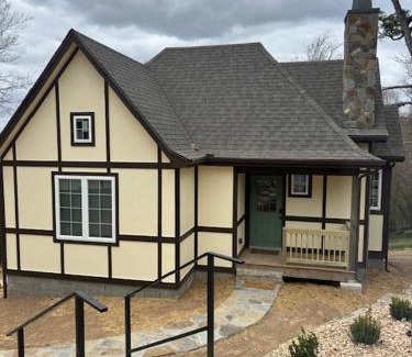 Eureka Springs Historic District Chalet De Esquí | Storybook Cottage at Tudor Suites