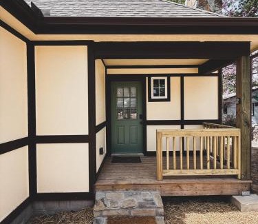 Eureka Springs Historic District Chalet De Esquí | Storybook Cottage at Tudor Suites