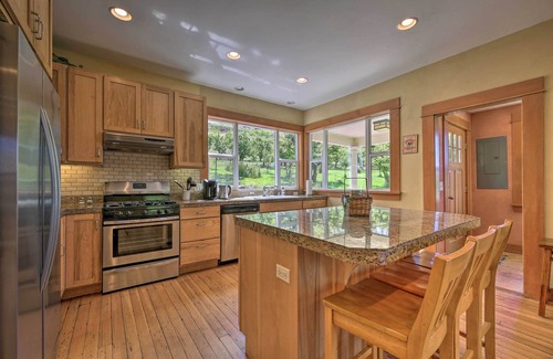Hood River Casa | 'StoryBook Glade’ Historical Homestead w/ Views!