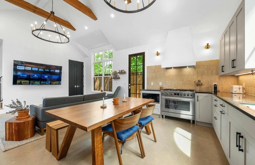 Govalle Casa | Storybrooke Tudor + Pool - Emerald!