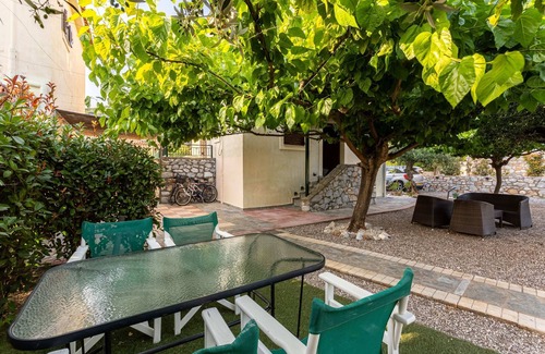 Lefktro Apartamento | Stoupa Secret Haven - Spitiko Garden Hideaway
