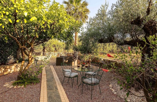 Lefktro Apartamento | Stoupa Tranquil Hideaway - Spitiko Garden Retreat