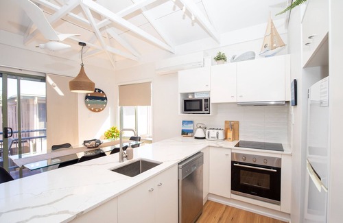 Point Lookout Apartamento | Straddie Breeze - A gorgeous fully renovated beachside apartment