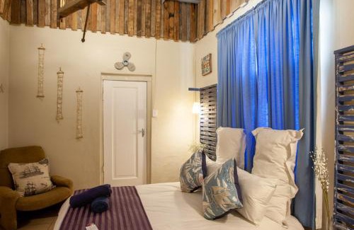 Strand Apartamento | Strand Family studio en-suite 6 sleeper Kitchenette Helderberg CT