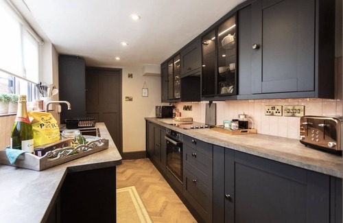 Stratford-upon-Avon Casa | Stratford - beautiful luxe townhouse stay, 5 mins stroll to town, free parking