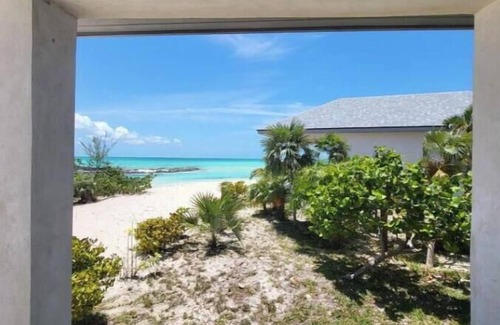 New Bight Casa | Strawberry Bungalow On Fountain Bay