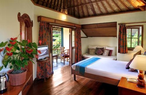 Batunya Complejo | Strawberry Hill Hotel & Restaurant