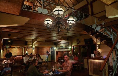 Batunya Complejo | Strawberry Hill Hotel & Restaurant