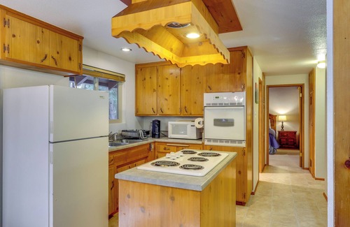Idyllwild Cabina | Strawberry Creek Gem w/ Deck, Walk to Town!