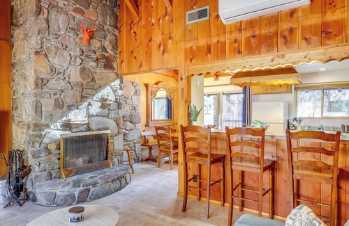 Idyllwild Cabina | Strawberry Creek Gem w/ Deck, Walk to Town!