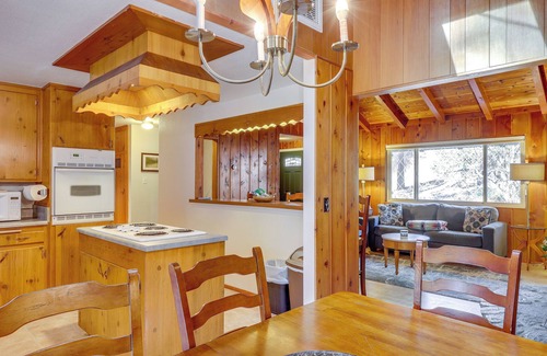 Idyllwild Cabina | Strawberry Creek Gem w/ Deck, Walk to Town!