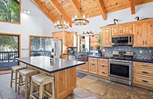 Fern Valley Cabina | Strawberry Creek Retreat: Refined A-Frame Cabin W/AC