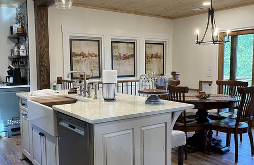 Blowing Rock Casa | Stream....Firepit....Downtown Blowing Rock. Newly renovated. Cozy!!!