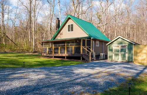 Shenandoah Cabina | Stream On: Hot tub, Firepit, Bocce Ball, Horse Shoes, Outdoor Ping Pong Table