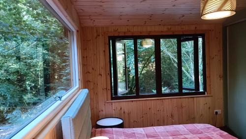 Glen of Aherlow Chalet De Esquí | Stream-side cabin and sauna