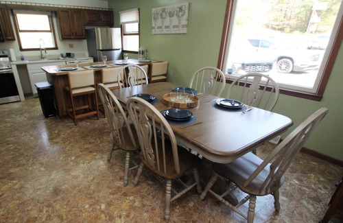 Farmington Cabina | Streamside Family Friendly Accommodations minutes from Ohiopyle!