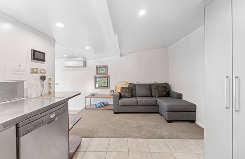 Waitahanui Casa | Streamside Fisherman's Cabin