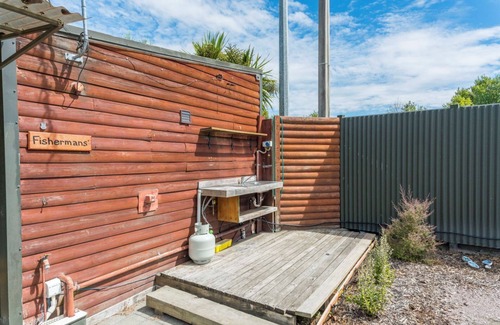 Waitahanui Casa | Streamside Fisherman's Cabin
