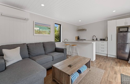 Waitahanui Casa | Streamside Flax Cabin
