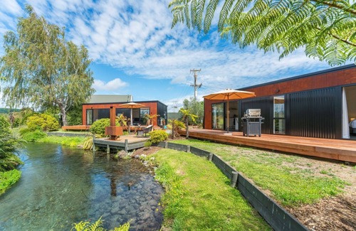 Waitahanui Casa | Streamside Flax Cabin