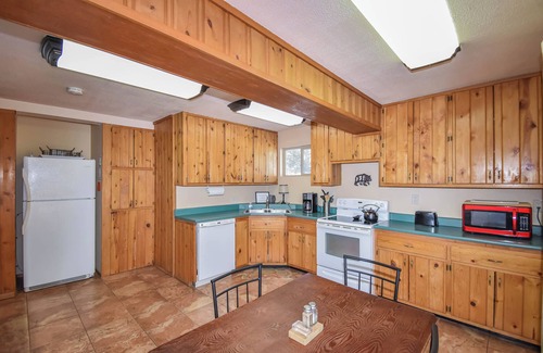 Cascade-Chipita Park Cabina | Streamside cabin covered in aspen trees, just minutes to family-fun activities!