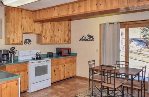 Cascade-Chipita Park Cabina | Streamside cabin covered in aspen trees, just minutes to family-fun activities!