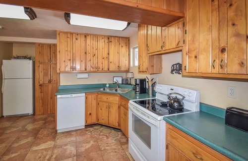 Cascade-Chipita Park Cabina | Streamside cabin covered in aspen trees, just minutes to family-fun activities!