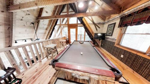 Gatlinburg - Pigeon Forge Casa | Streamsong Secluded Creek View Cabin
