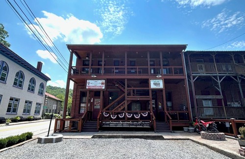 Freeman Apartamento | Street Fair is a Charming 3-bedroom apartment in beautiful Bramwell WV