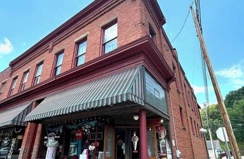 Freeman Apartamento | Street Fair is a Charming 3-bedroom apartment in beautiful Bramwell WV