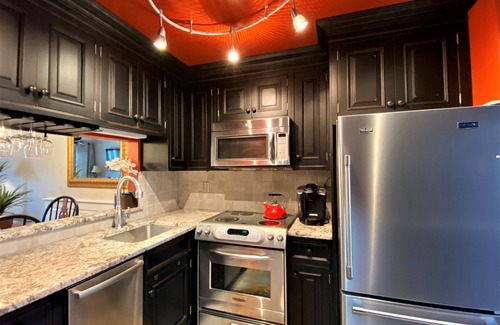 Brewster Condominio | Street Level, Renovated Kitchen & Bathrooms, 2 A/Cs, 6 Pool Passes (Fees Apply) - CH0099