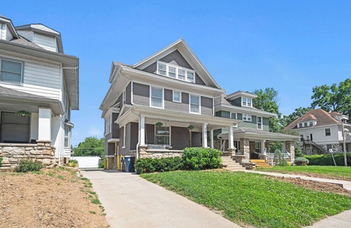 Hanover Place Casa | Streetcar Central - Hyde Park Home in the Heart of Kansas City