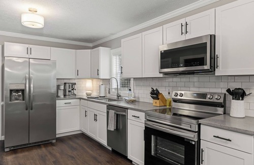 Forest Casa | NEW Family Getaway w/ Movie Rm + Air Hockey! Close to Liberty U