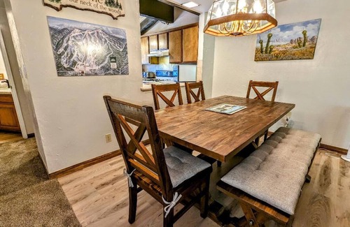 Big Bear Lake Condominio | Casa adosada de 2 habitaciones con spa privado en la estación de esquí Base of Snow Summit.