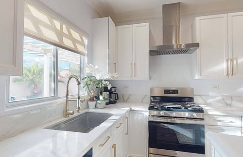 Spring Valley Casa | Strip view is master back yard hottub,BBQ 8 minutes to strip