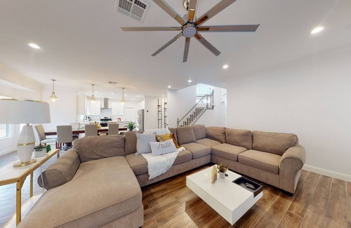 Spring Valley Casa | Strip view is master back yard hottub,BBQ 8 minutes to strip