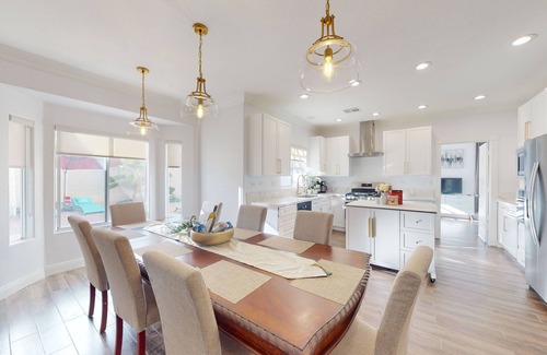 Spring Valley Casa | Strip view is master back yard hottub,BBQ 8 minutes to strip