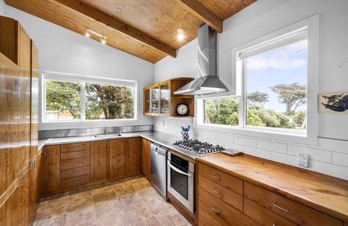 Te Horo Beach Casa | STROLL TO THE SEA - TE HORO BEACH HOLIDAY HOUSE in Te Horo Beach