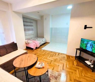 North Macedonia Apartamento | Strumica Studio Apartment Near the City Park -Late check in available-