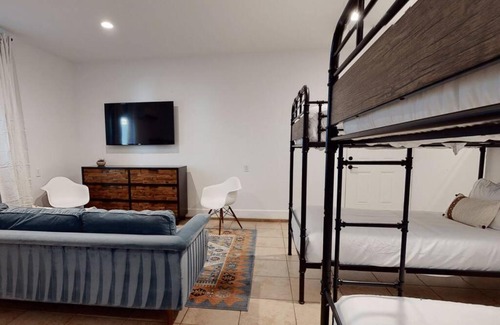 Indio Casa | Strut Oasis 71 - Redesigned 1-Acre Estate, Volleyball, Putting Green, Fire Pit, Billiards!