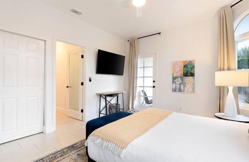 Indio Casa | Strut Oasis 71 - Redesigned 1-Acre Estate, Volleyball, Putting Green, Fire Pit, Billiards!
