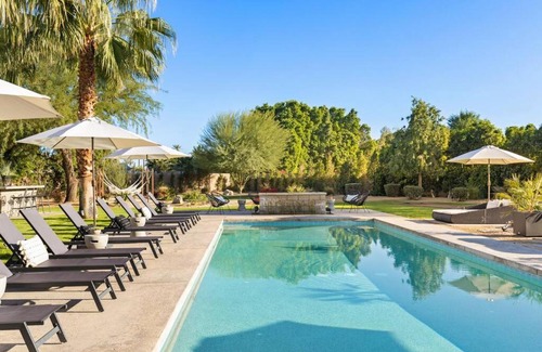 Indio Casa | Strut Oasis 71 - Redesigned 1-Acre Estate, Volleyball, Putting Green, Fire Pit, Billiards!
